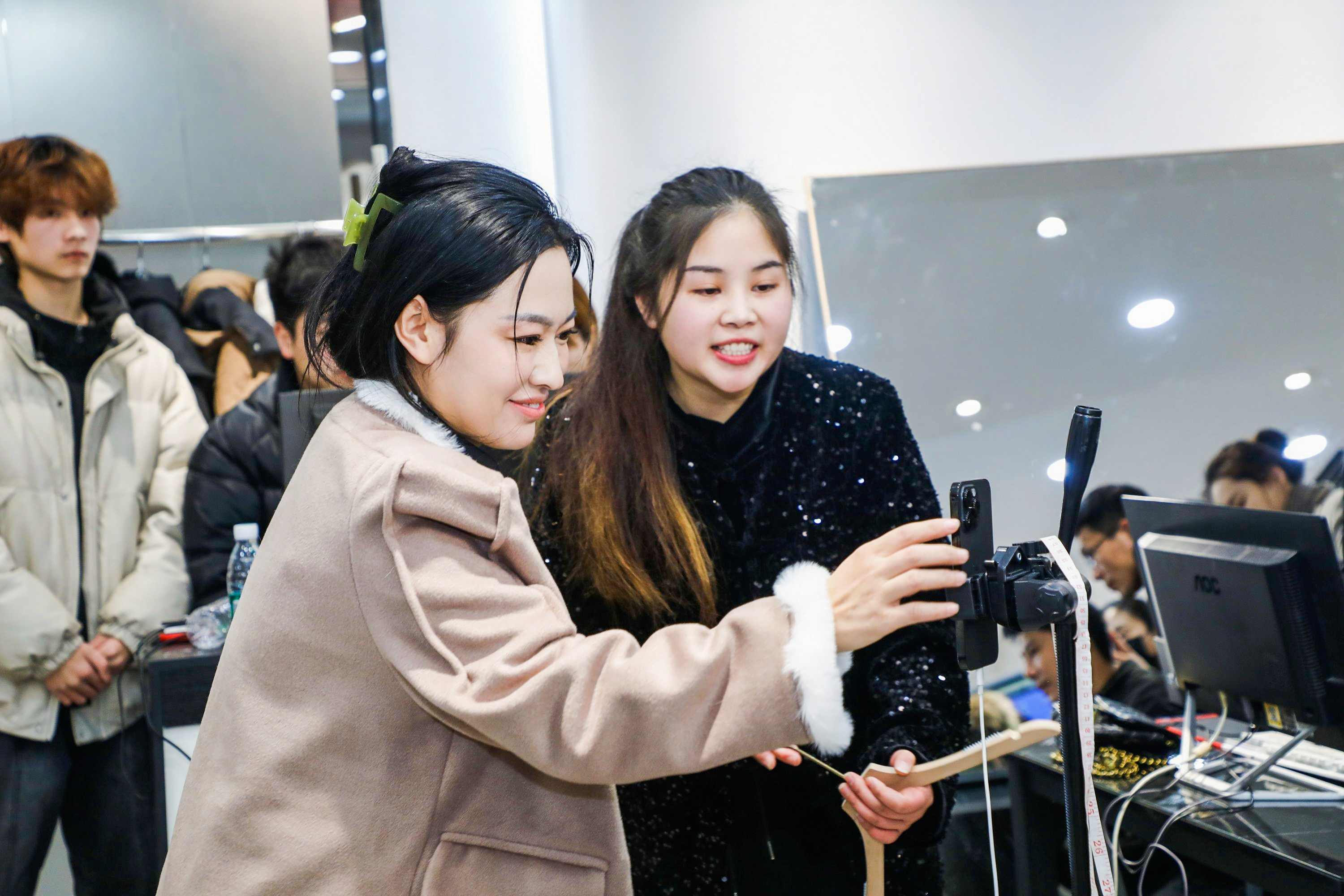 短视频里的就业“造梦场”：直播氛围师让农产品走出大山